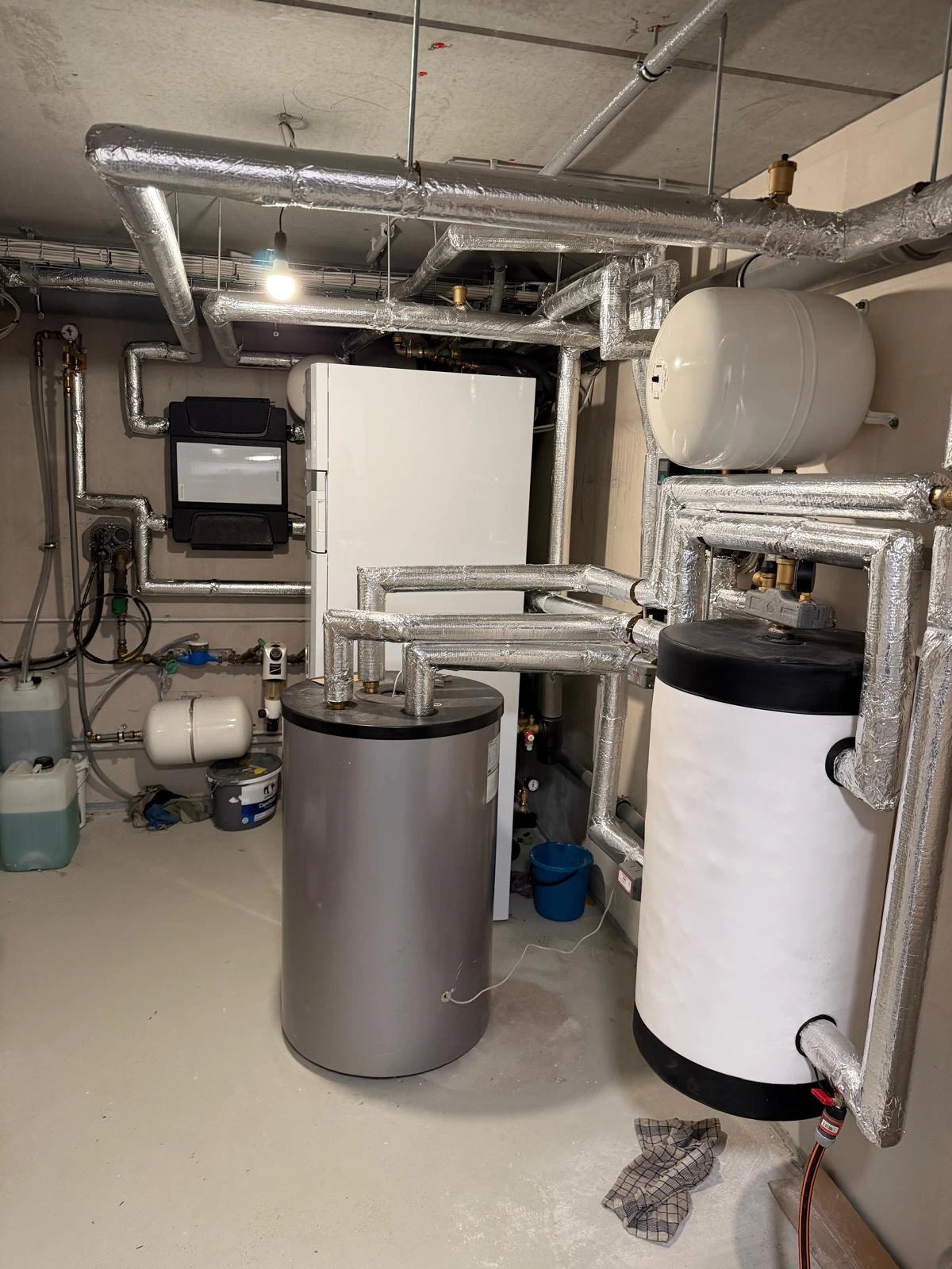 Wärmepumpe – Außeneinheit am Wohnhaus